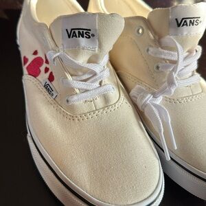 🩷NWT Vans size 5 sneakers hearts